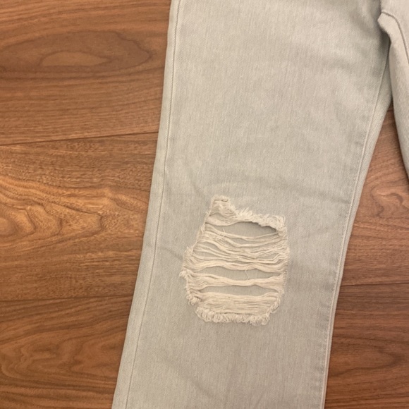 Super good condition, intentional rips. Never worn once :)) - Picture 4 of 6